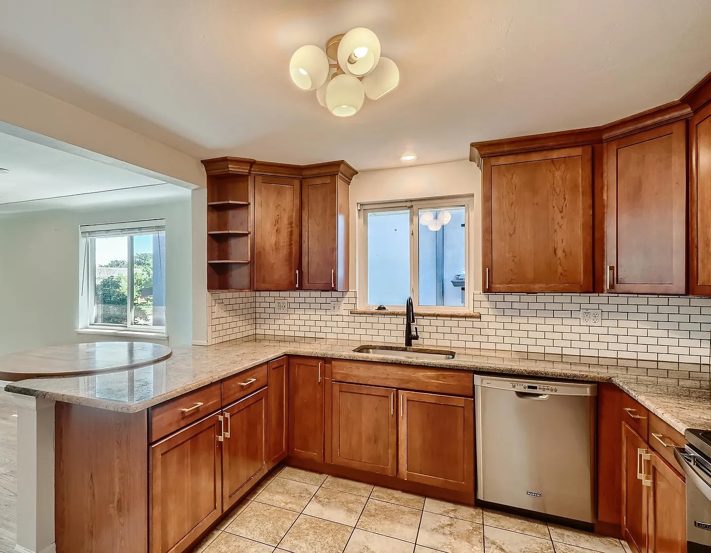 Updated Sunnyside gem with grassy fenced yard & patio — Photo 4