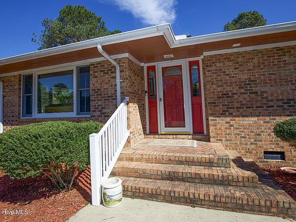 3rd image of 100 Oak Hills Road