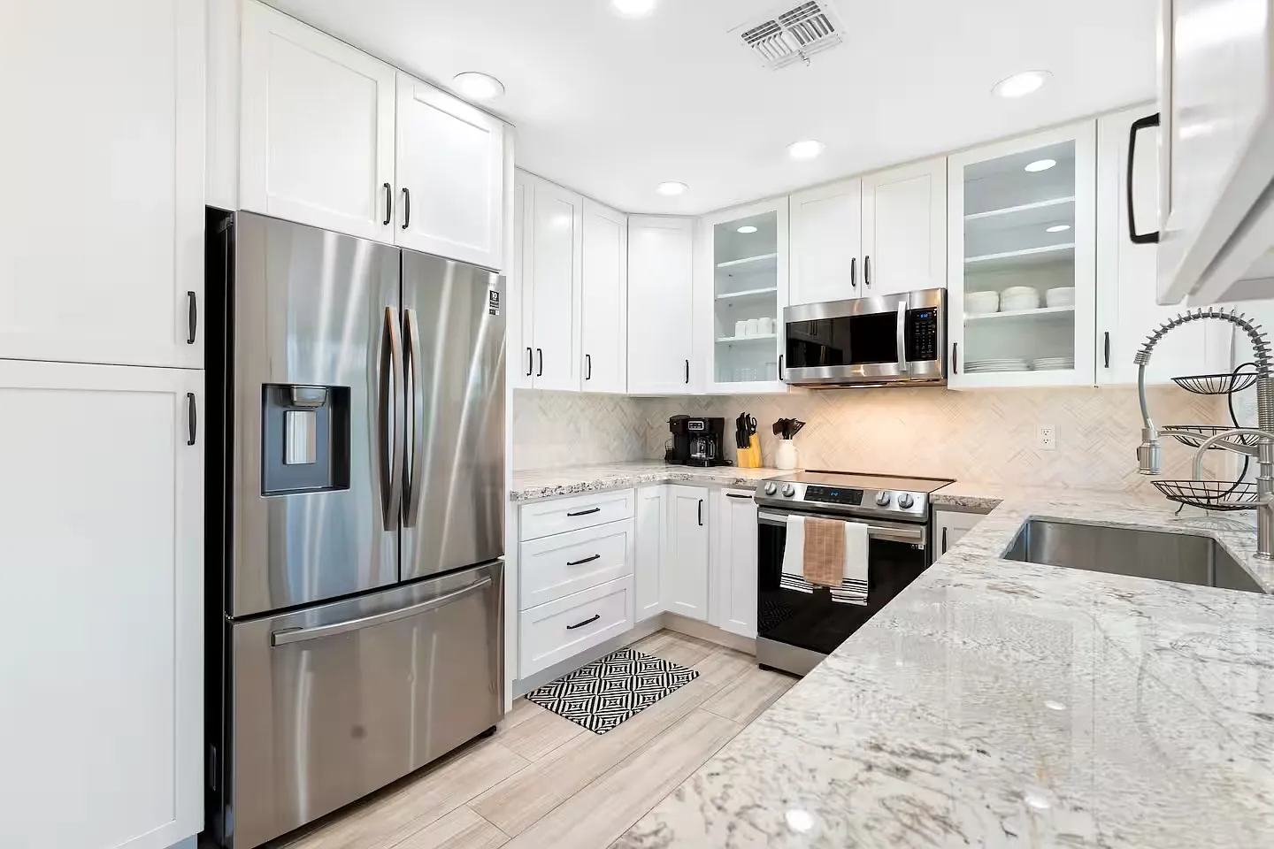 3 bed, 1369 sqft, $3,295 — Photo 4