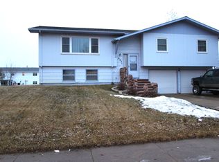 627 3rd Ave SW, Dickinson, ND 58601