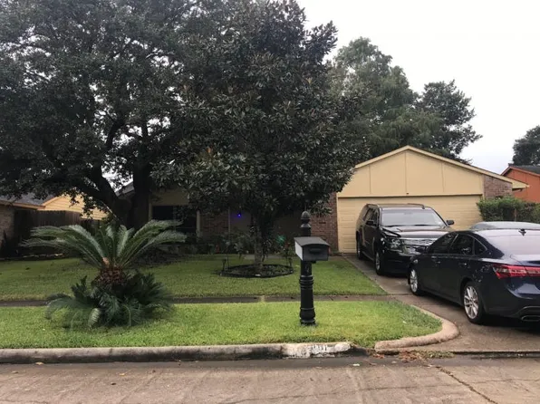 6810 Pickett Dr, Richmond, TX 77469