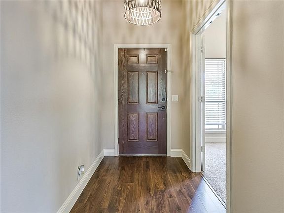 3rd image of 717 Lakeview Dr