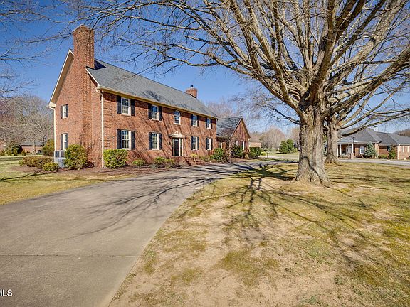 2nd image of 1004 Winchester Ln
