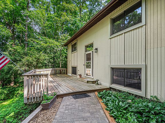 3rd image of 423 Tamarack Dr