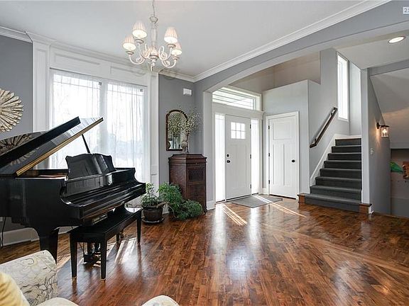 Open Floor Plan - Versatile!