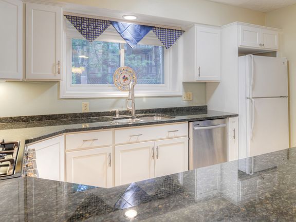 3rd image of 178 Whalers Ln