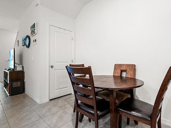 5th image of 1934 Pleasant Maple Ct