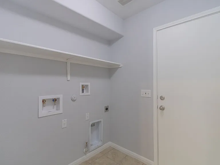 1411 Elbe St — Photo 21