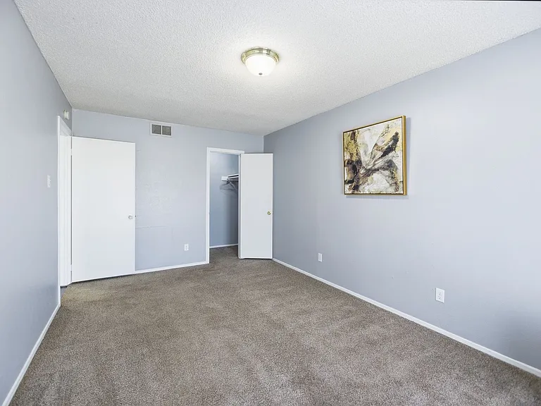 Heatherstone Apartments — Photo 15