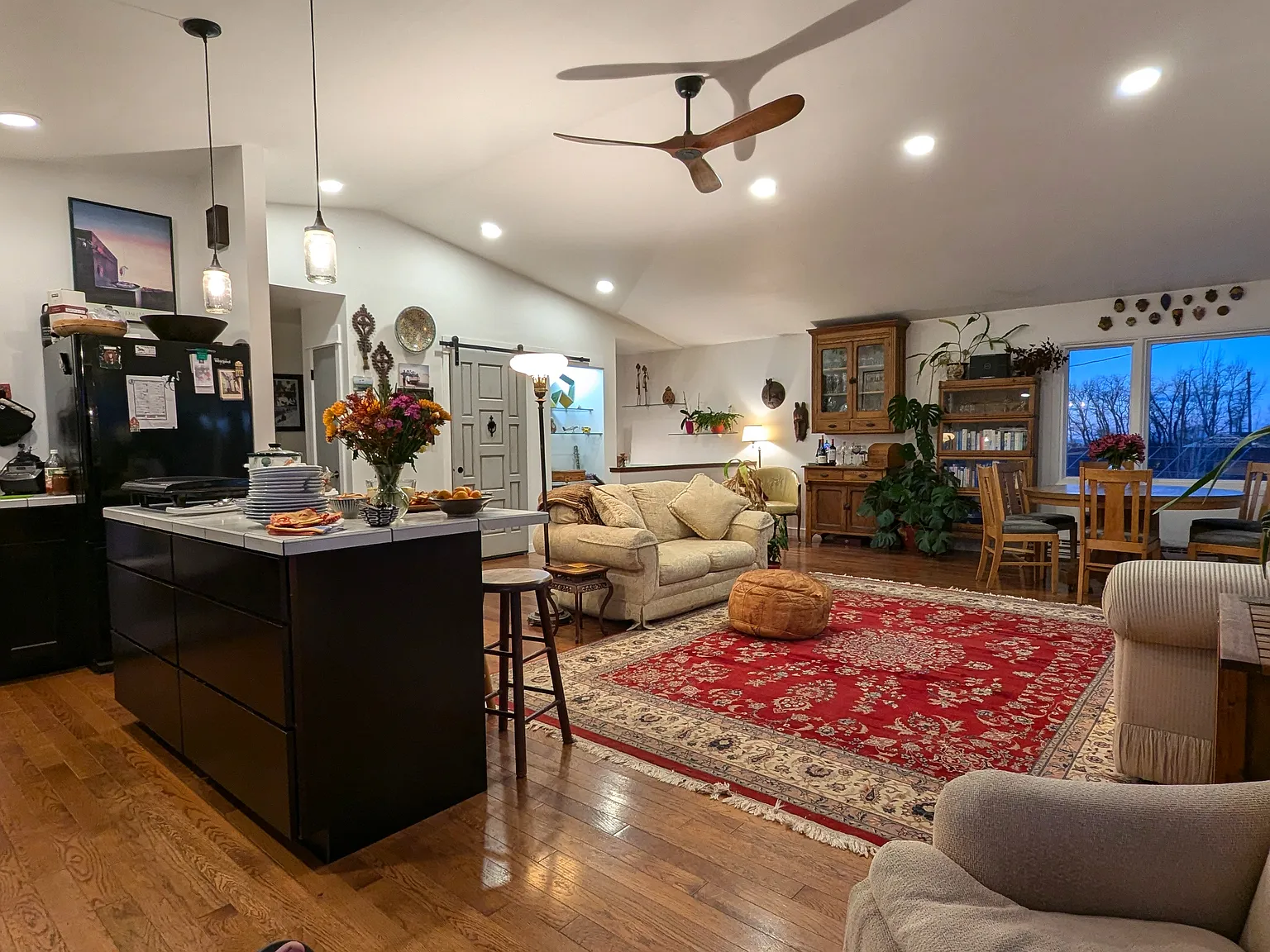 4 bed, 2.5 bath, 2438 sqft, $8,500 — Photo 2