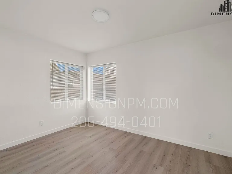 402 W 1st St — Photo 15