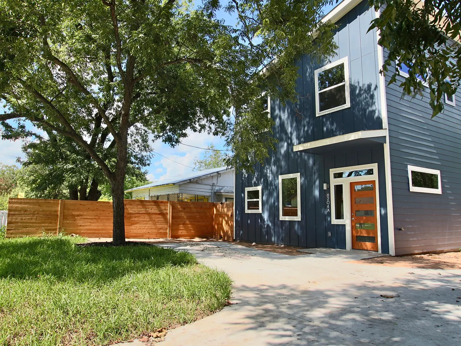 2 bed, 2.5 bath, 1200 sqft, $2,200 — Photo 1