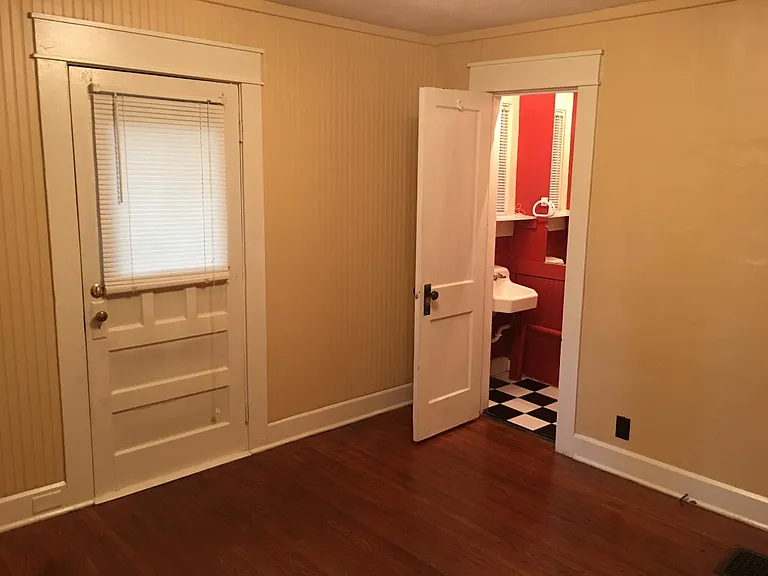 425 E University St — Photo 8
