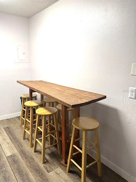 2 bed, 1.0 bath, 731 sqft, $1,695 — Photo 2