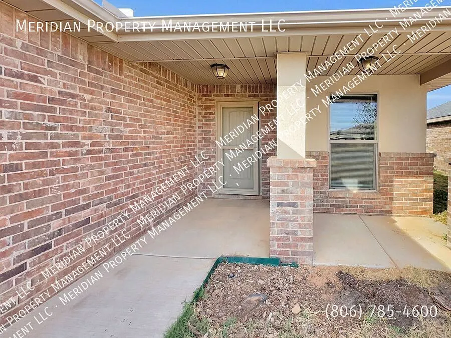 Beautiful Three bedroom home in Frenship ISD — Photo 2