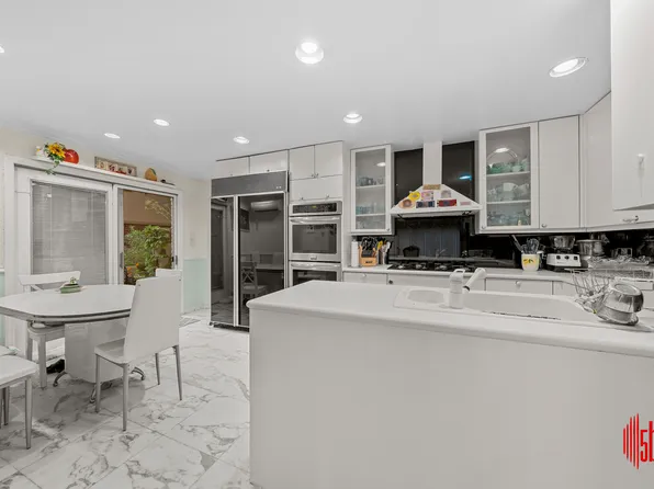 2346 Bergen Avenue image 8 of 29