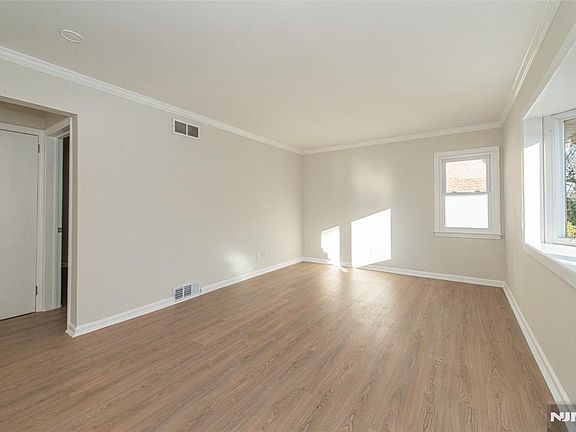 3rd image of 64 Harwich Rd