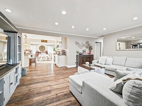 3rd image of 587 Derby Drive S