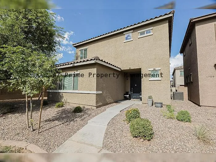 1711 W Pollack St — Photo 1