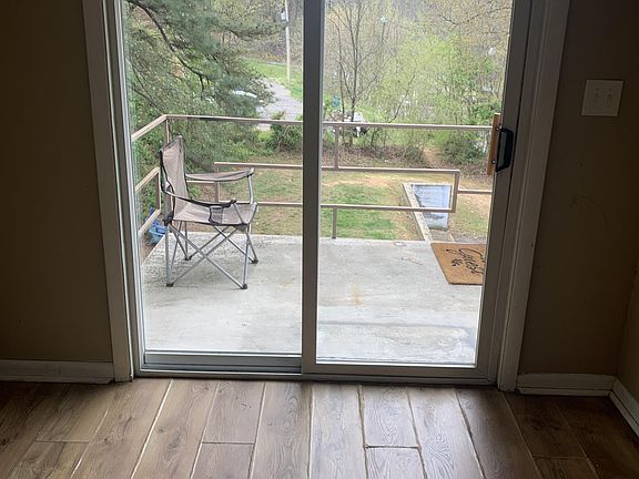 3rd image of 952 Chadwick Dr