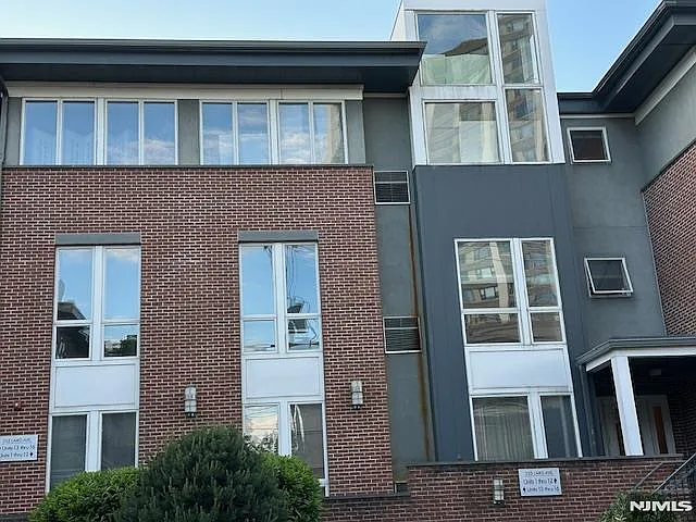 Building Photo - 255 Laird Ave #6