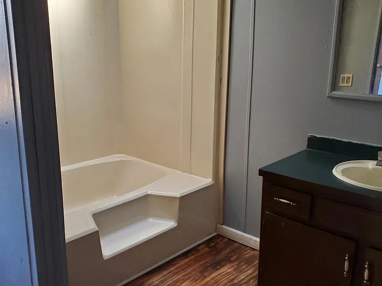 103 Redcomb Dr — Photo 4
