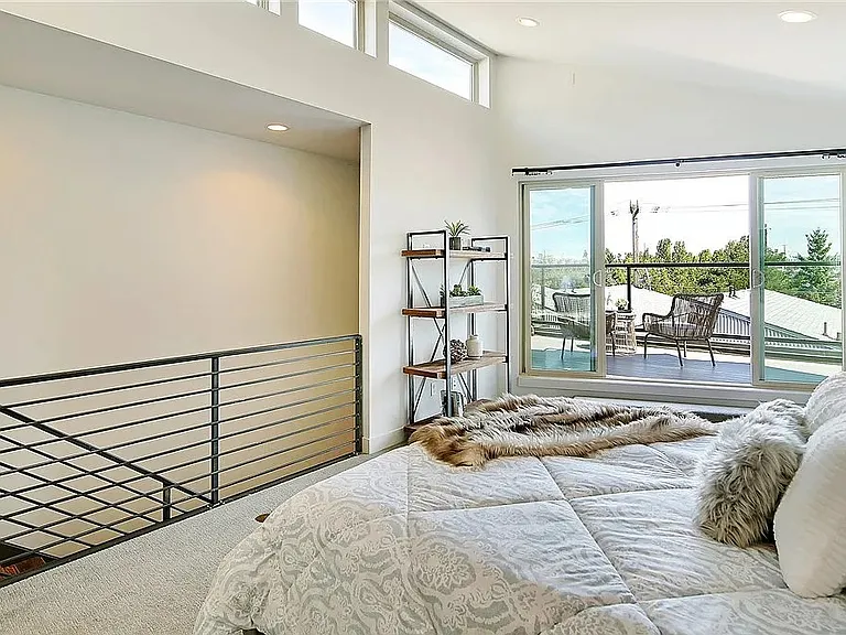 Primary bedroom - balcony view