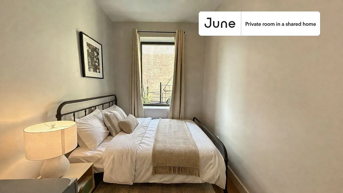 Full bedroom in 3 bed/1 bath home in Central Harlem #1089 B — Photo 1