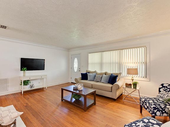 3rd image of 2042 Sweet Briar Ln
