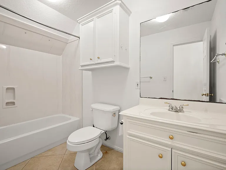 3212 Glastonbury Dr — Photo 4