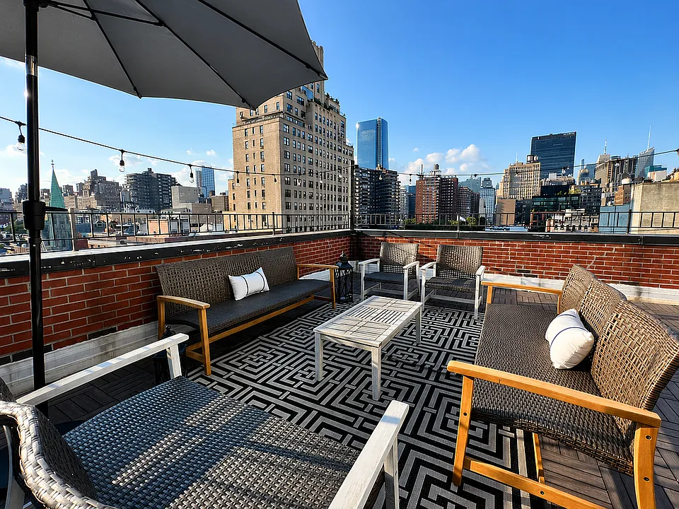 270 W 22nd St #4