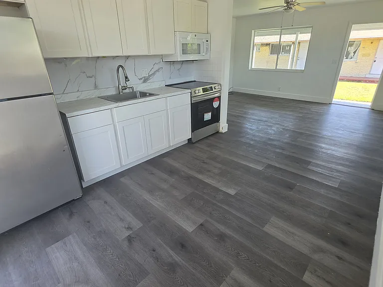 117 SE 2nd Ave #1 — Photo 1