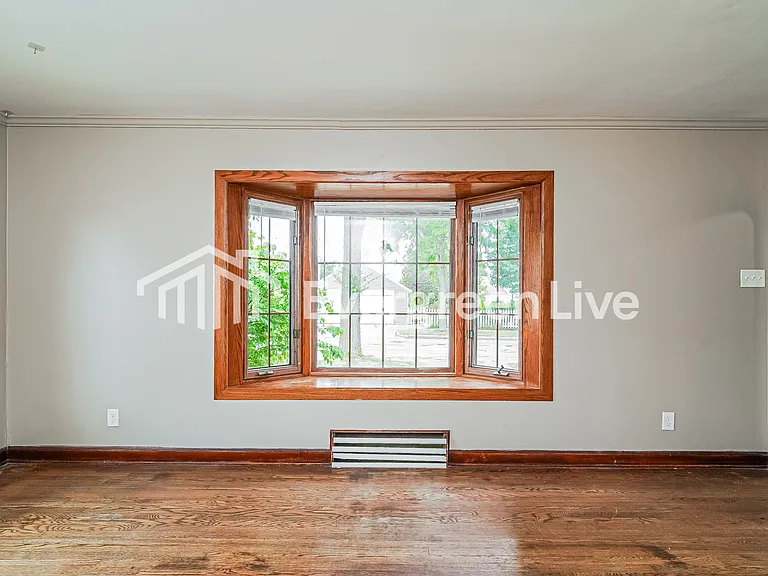 141 W Norwich St — Photo 6