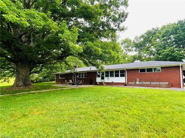 141 Hastings Ln, Pilot Mtn, NC 27041