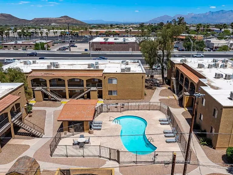 Santa Cruz Apartments - Studios, 1 Bedroom and 2 Bedrooms with Pool! — Photo 1