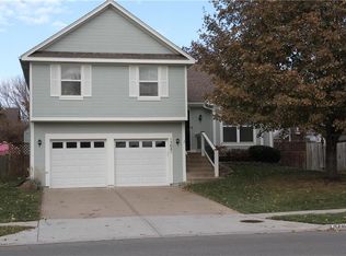 15681 S Lindenwood Dr, Olathe, KS 66062