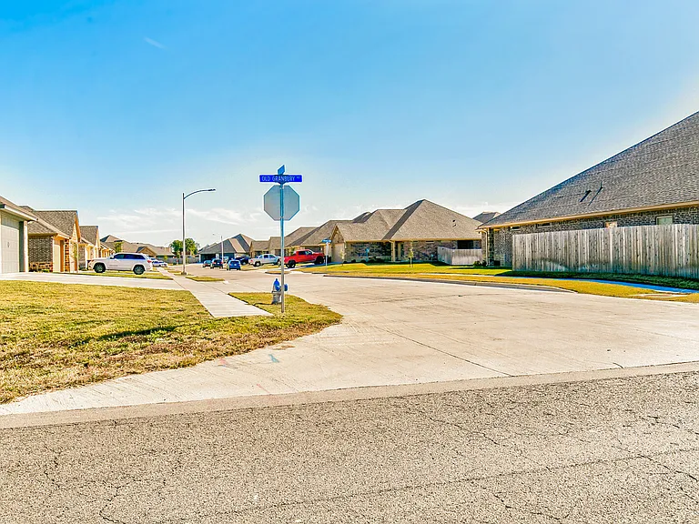 301-313 Amethyst Ct — Photo 43
