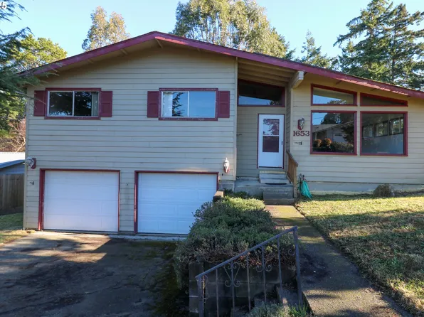 1653 Lincoln St, North Bend, OR 97459