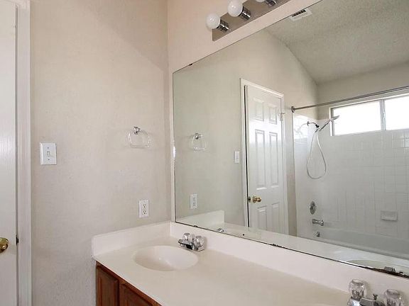 5th image of 2210 Garrett Dr