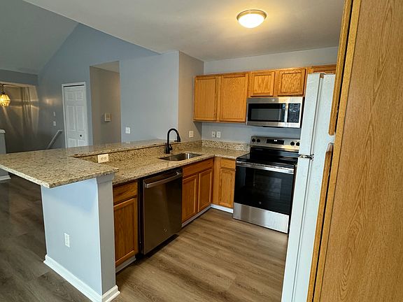 4th image of 43900 Elm Dr