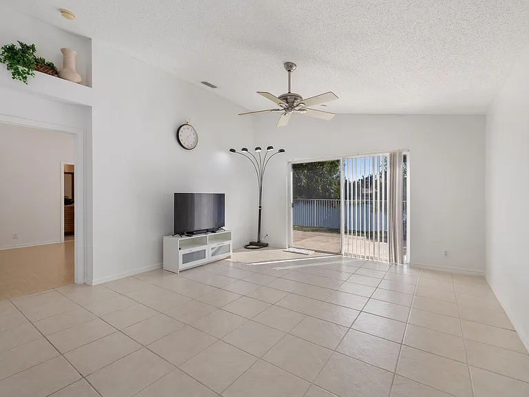 3800 Woodfield Dr — Photo 16