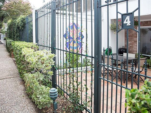 Lovely all fenced patio.