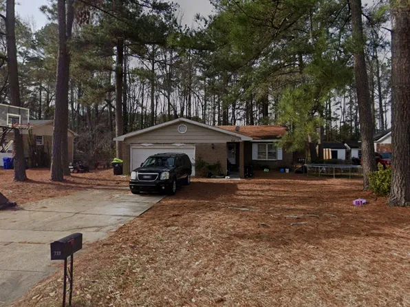 733 Goodyear Dr, Spring Lake, NC 28390