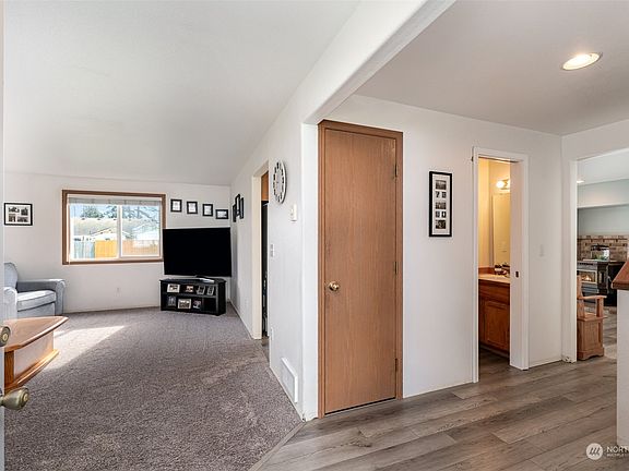 5th image of 1006 101 Street Ct E