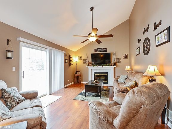 5th image of 806 S Oak Creek Dr