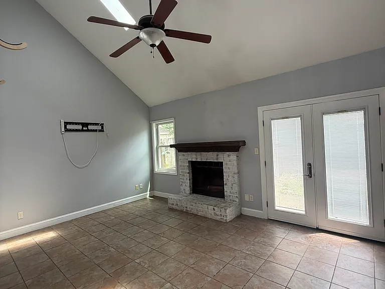 462 Falling Ln — Photo 6