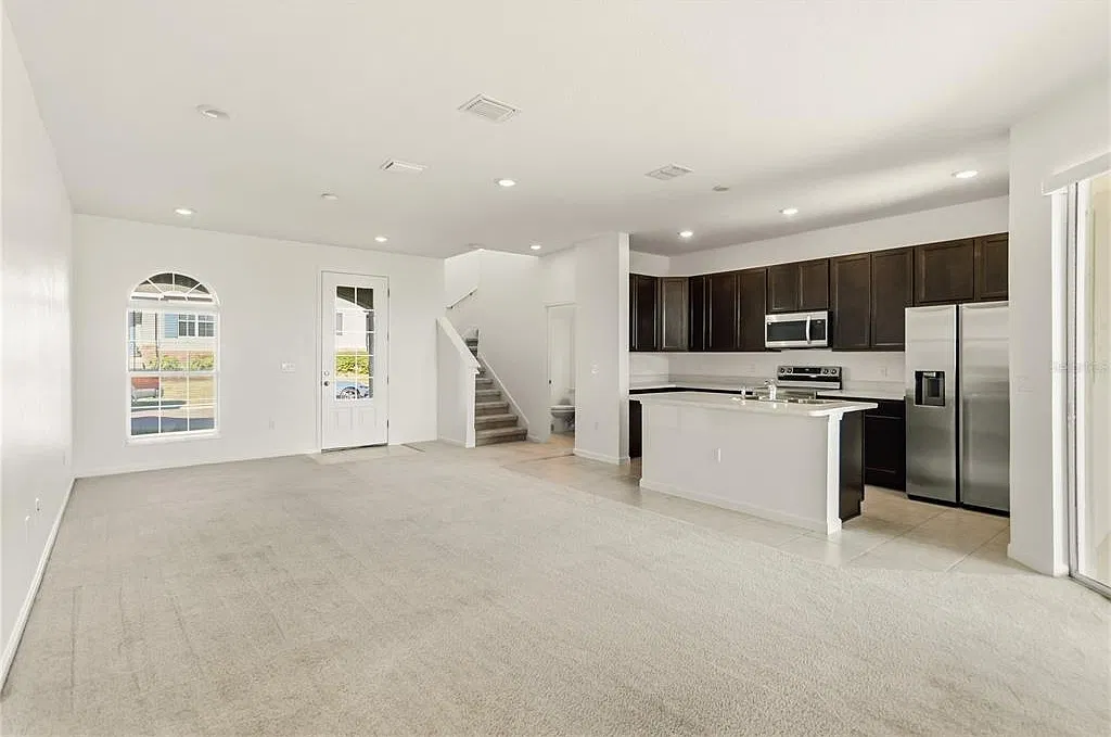 3 bed, 2.5 bath, 2191 sqft, $2,100 — Photo 4