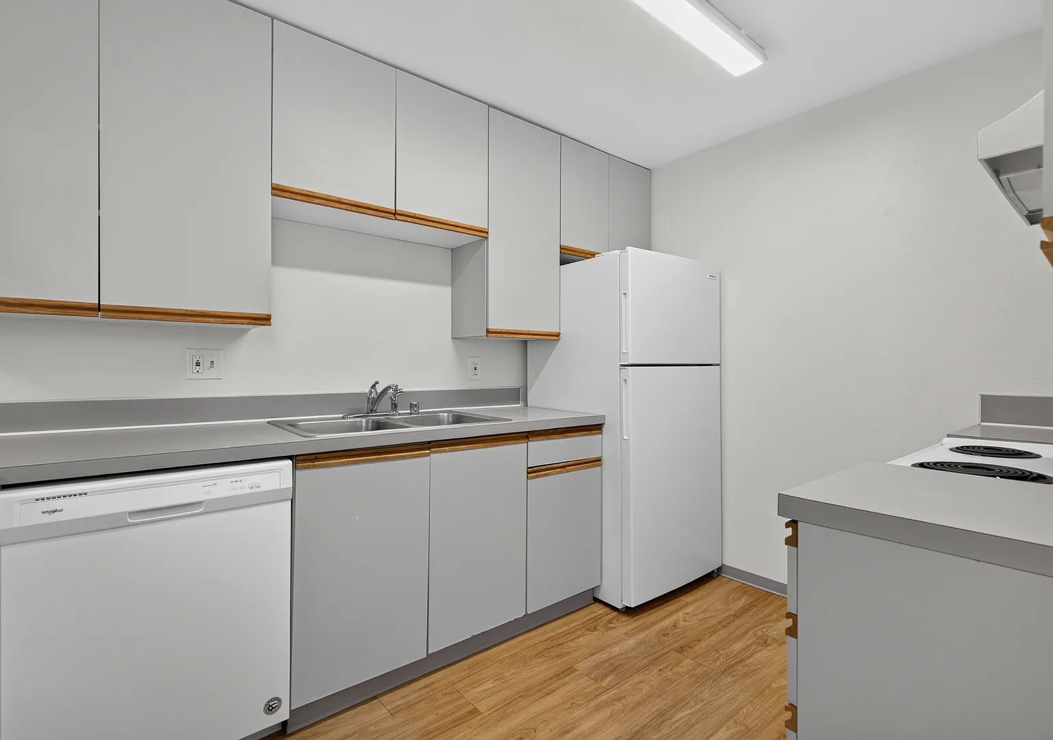 Spacious 2-Bedroom, 2-Bathroom Apartment with Private Balcony & Secure Garage — Photo 3