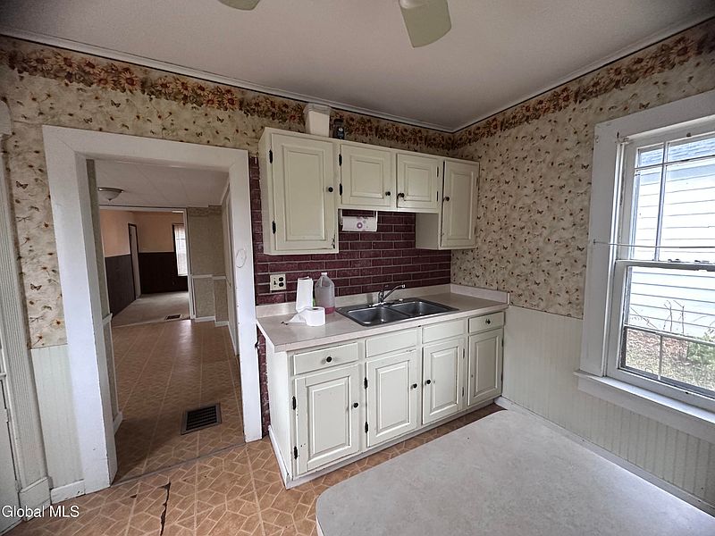 4th image of 305 Oak Street