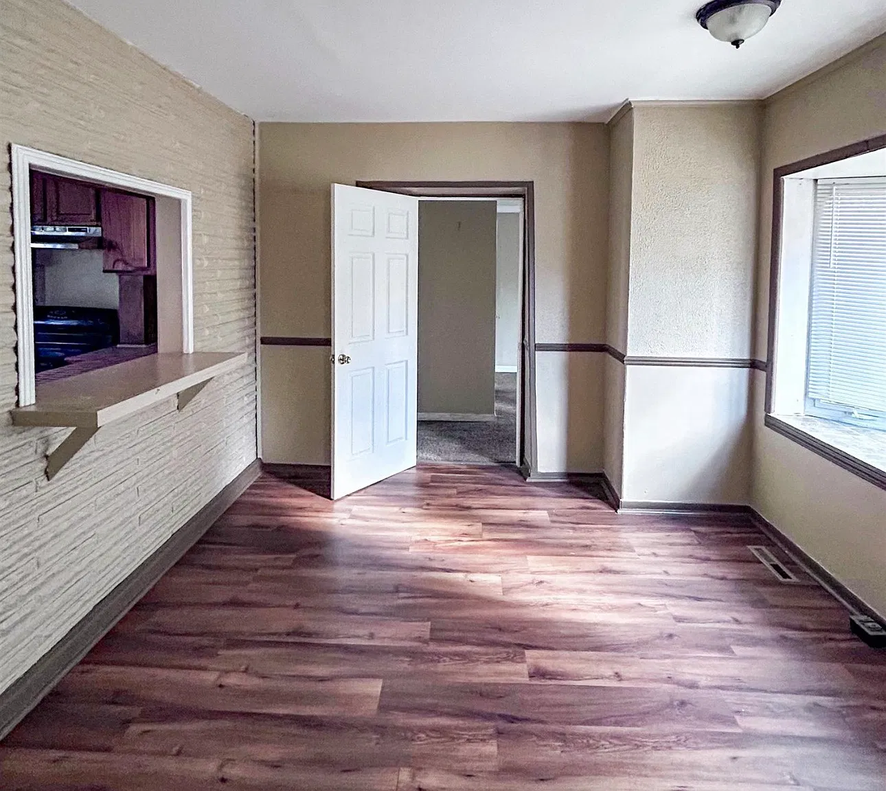854 Perry St — Photo 2
